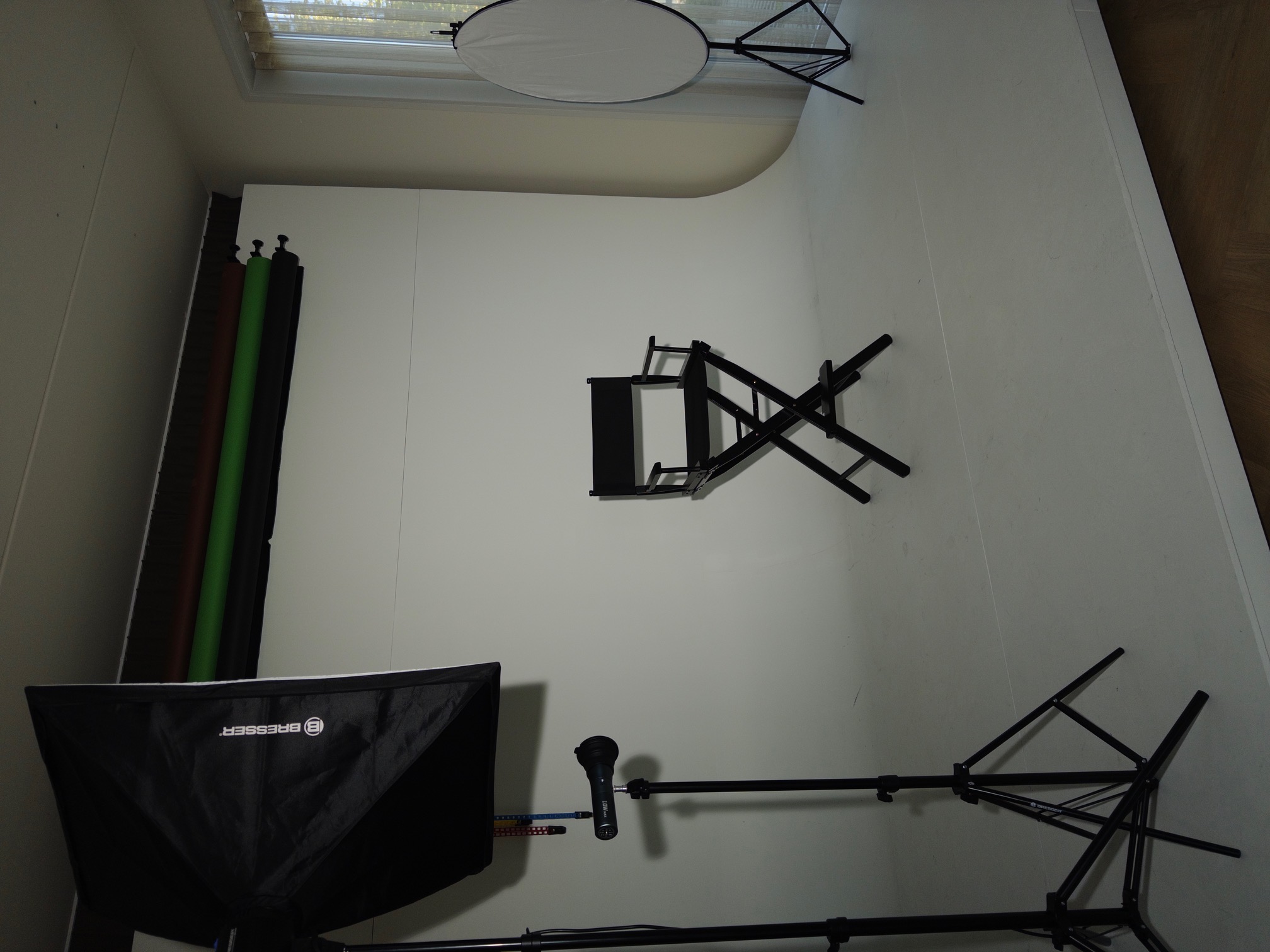 Witte limbowand, achtergrondrollen en professionele studioverlichting