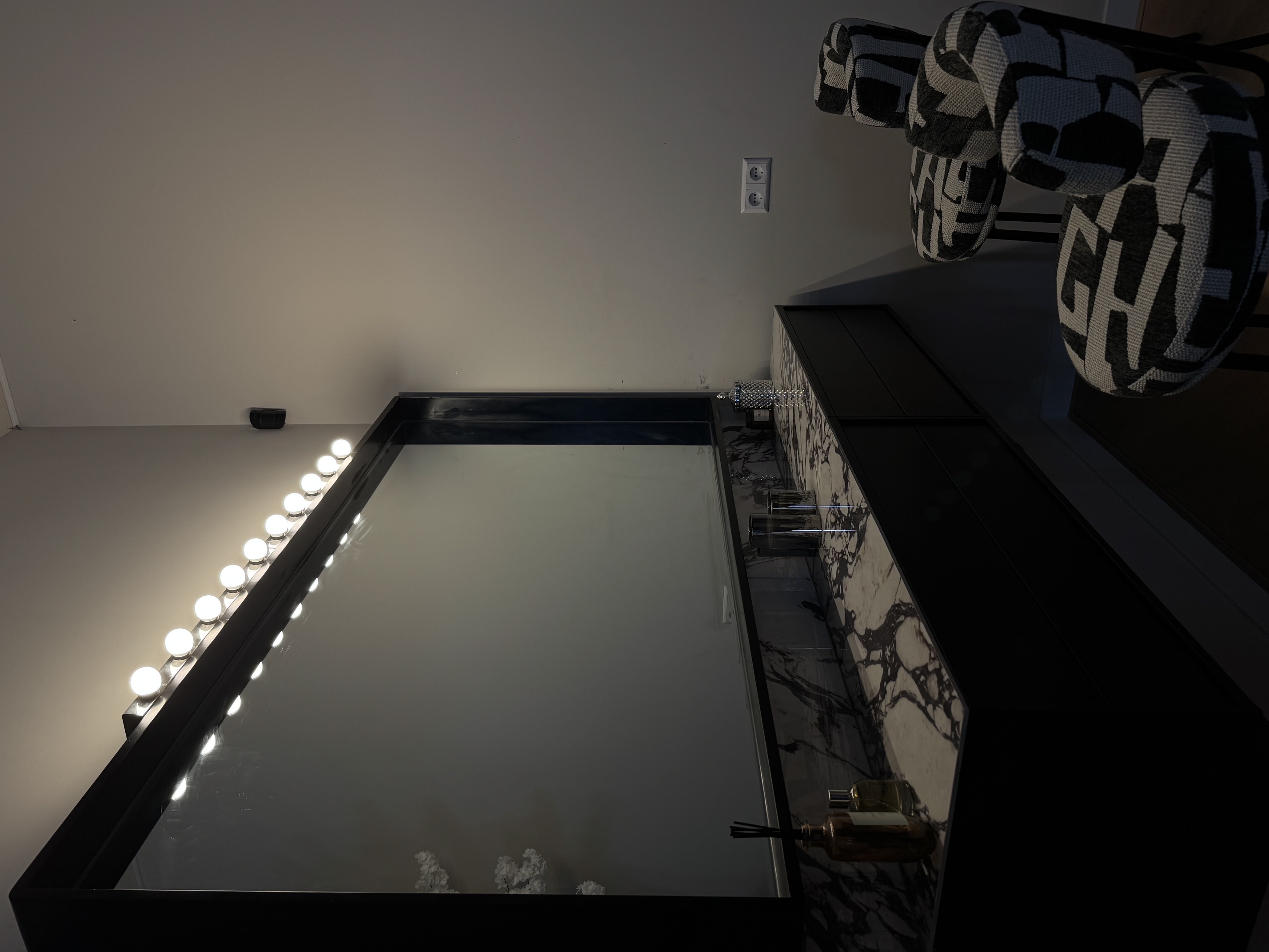Marmeren make-uptafel met professionele spiegelverlichting